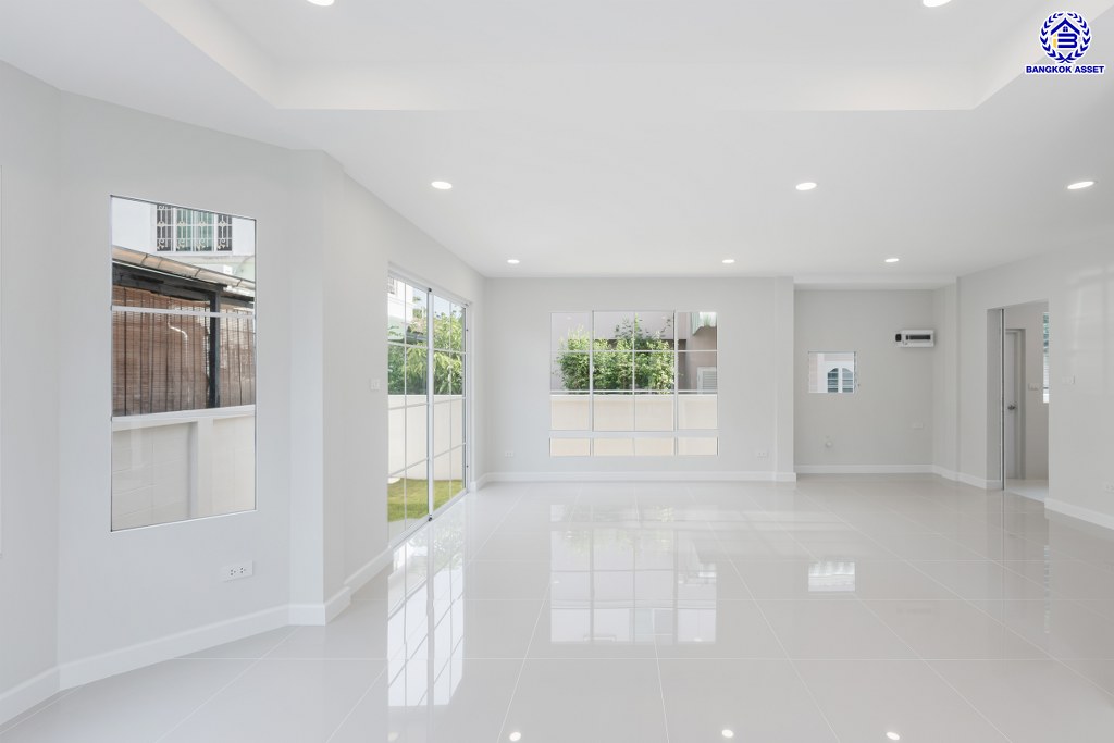 บ้านมือสองตกแต่งใหม่ โครงการ ชัยพฤกษ์ บางบัวทอง เนื้อที่ 71.20 ตร.ว. พื้นที่ใช้สอย 224.86 ตร.ม. ฟังก์ชัน 4 ห้องนอน 3 ห้องน้ำ จอดรถได้ 2 คัน พร้อม Facilities โครงการครบครัน ทำเลติดถนนบางกรวย-ไทรน้อย เชื่อมต่อถนนกาญจนาภิเษก ใกล้เซ็นทรัลเวสต์เกต และรถไฟฟ้าสายสีม่วง "สถานีคลองบางไผ่"